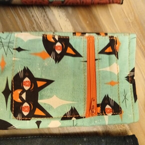 Nwt Snap closure Tri-fold Wristlet Wallets with Zippers Cats Bats Leaves Western - Picture 5 of 16